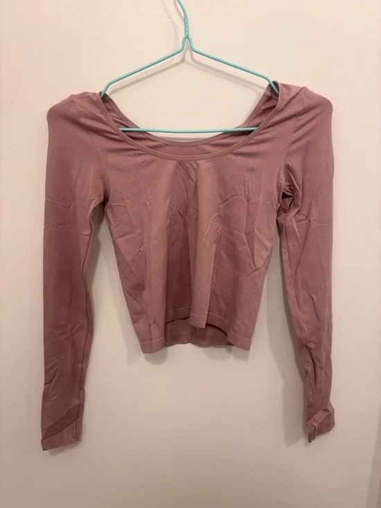 Aritzia Long-Sleeve Scoop Neck Top in Mauve - Picture 3 of 5